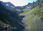 Le lac de Crop domin par le Col de la Mine de Fer.