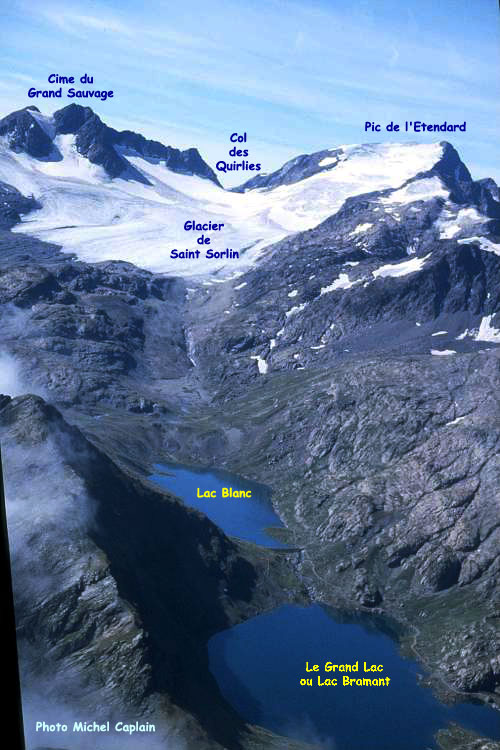 Les lacs, le glacier et le pic de l'Etendard vus d'avion (photo M. Caplain)