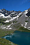 Le lac Jovet dans son crin de montagnes